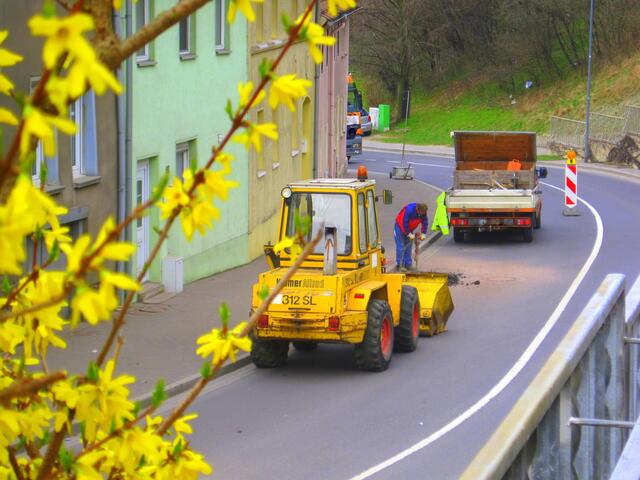 Absperrung in der Kurve stadtaufwärts ist rechtsseitig. Die Ampel befindet sich unten an der Hausecke.