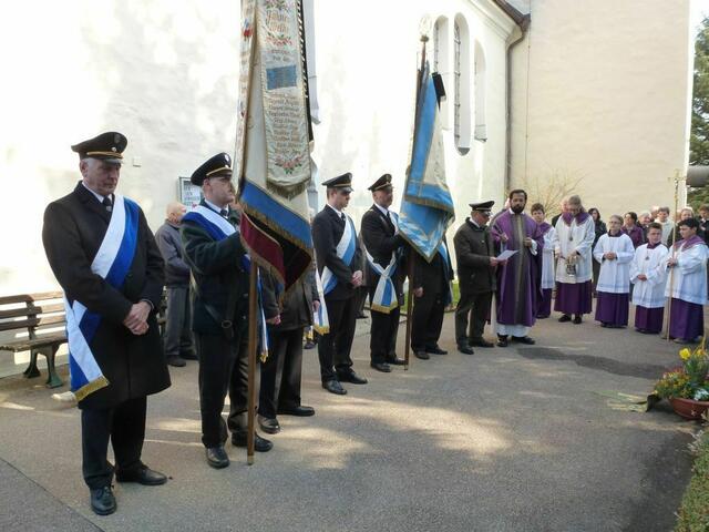 Vorsitzender Lerch bei Ansprache vor Kriegerdenkmal