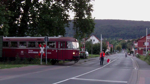Auch 2012: Vom Bahnsteig Rinteln Nord fährt der 1960 gebaute Schienenbus des Fördervereins über die Mindener Straße zu einer Abendfahrt durch das Schaumburger Land