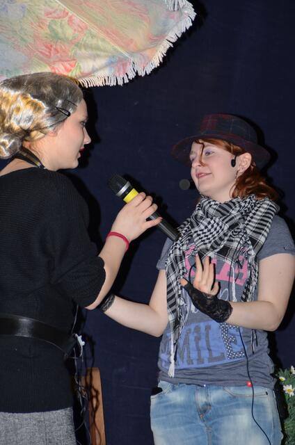 "Nein, er hat mich nicht geküsst" - die besorgte Oma Hildegard muss sich nicht ängstigen.