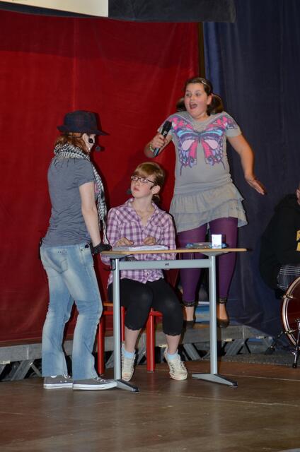 "Ich liiiieebe Vampire" - Mia die kleine Schwester von Beate kann ganz schön nerven