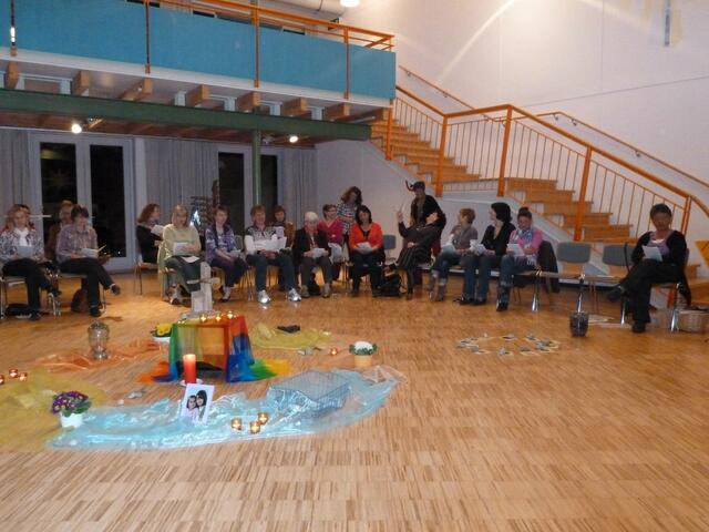 Singen vor spirituell gestalteter Mitte
