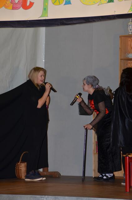 Vampirmutter im vertaulichen Gespräch mit der Vampiroma.