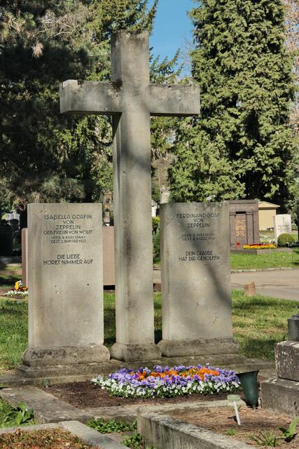 und sein Grabmal auf dem Prag-Friedhof in Stuttgart