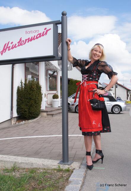Ready for Augsburger Plärrer 2012 - Michaela im modernen Trachtendesign freut sich auf die Festtage