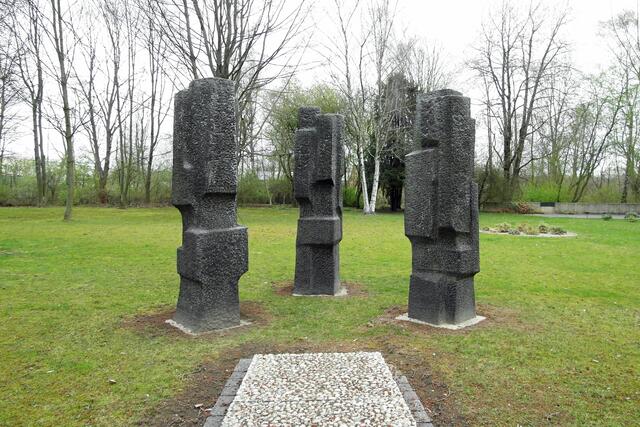 Drei Stelen aus südamerikanischem Granit gehören zu den gestalterischen Elementen der Gedenkstätte. Foto: Helmut Kuzina
