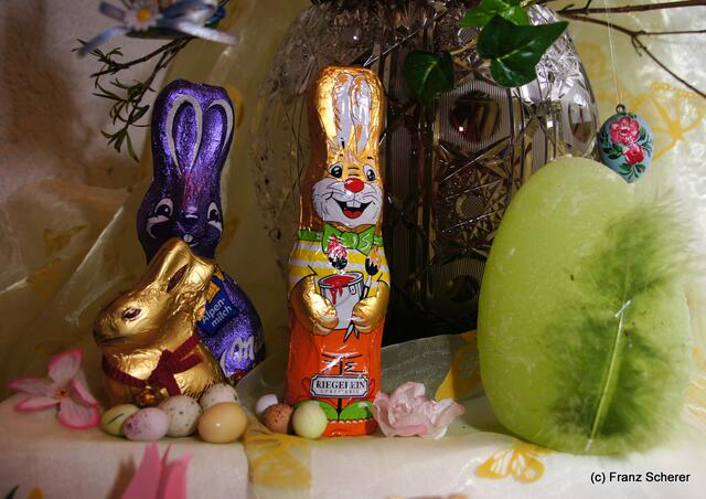 Weckt Erinnerungen und macht Freude auf den Frühling: Der Osterstrauß wird bewacht von Sabinas Osterhasen-Sammlerstücken