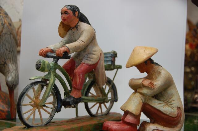 Diese Holzfiguren mit Motiven aus Vietnam hat Wolfgang Klaus erst in den letzten Tagen geschnitzt und kunstvoll bemalt. Bild: Claus Braun