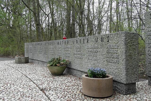 Große Ehrentafeln aus Granit verzeichnen die Namen der toten Bergleute. Foto: Helmut Kuzina