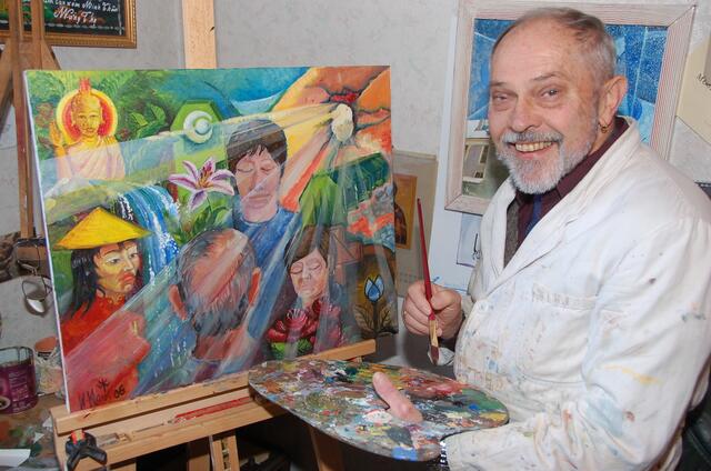 Auf diesem Gemälde hat Kunstmaler Wolfgang Klaus (rechts) seine drei Ehefrauen dargestellt. Zudem vereint er christliche, muslimische und buddhistische Symbole. Bild: Claus Braun