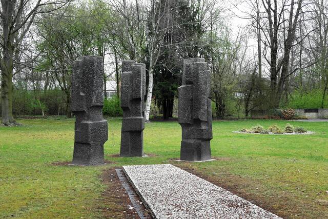 Aus rheinischem Schwarzkiesel besteht der Weg, der die verschiedenen Teile der Gedenkstätte verbindet. Foto: Helmut Kuzina