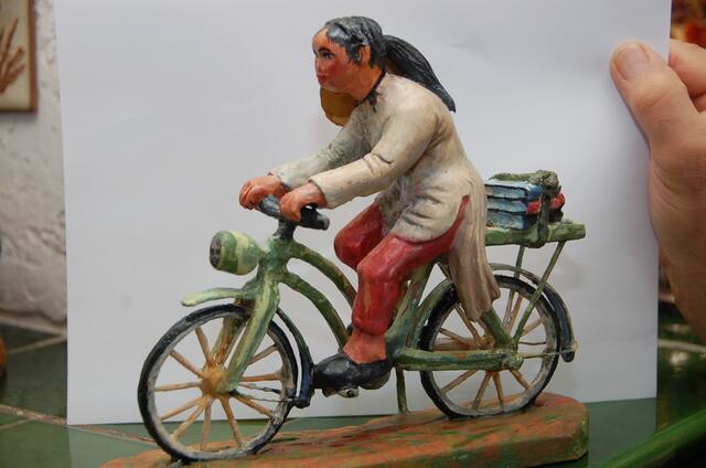 Diese Holzfiguren mit Motiven aus Vietnam hat Wolfgang Klaus erst in den letzten Tagen geschnitzt und kunstvoll bemalt. Bild: Claus Braun