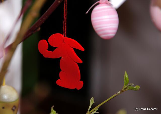 Weckt Erinnerungen und macht Freude auf den Frühling: Der Osterstrauß mit lustigen Laubsägearbeiten unserer Neffen