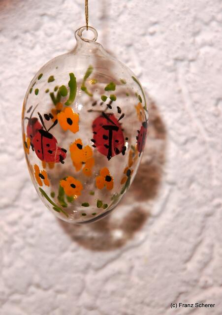 Weckt Erinnerungen und macht Freude auf den Frühling: Der Osterstrauß mit fußbemalten gläsernen Eiern aus der Behindertenwerkstatt