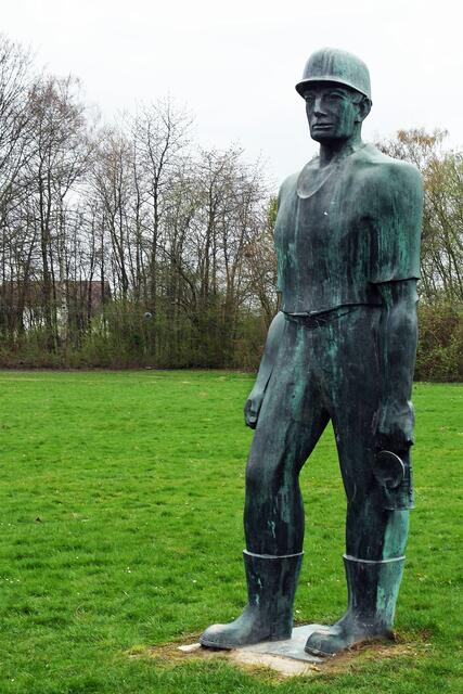 Rund um den Seilbahnberg entstand 1976 der Bergbaupark. Hier wurde auch das Bergmannsdenkmal aufgestellt. Foto: Helmut Kuzina