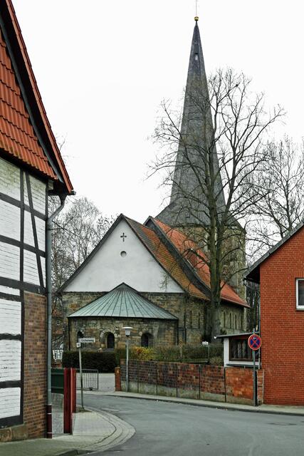 Rund um die Lengeder Kirche ist wie in vielen anderen Ortschaften der erste Friedhof angelegt worden, der nach und nach erweiert werden musste. Foto: Helmut Kuzina
