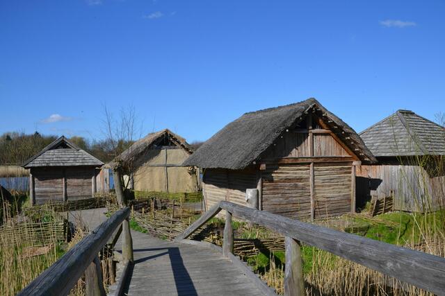 Slawendorf mit Garten von Starigard im Oldenburger Wallmuseum (©Katja Woidtke)