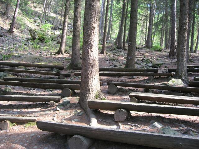 Als Jesus die vielen Menschen sah, stieg er auf einen Berg, setzte sich, und sprach: "Freuen dürfen sich alle, die mit leeren Händen vor Gott stehen, denn sie werden Gottes Volk sein."