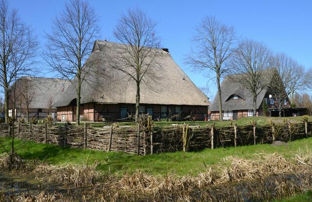 In den Scheunen des Oldenburger Wallmuseums wartet eine spannende Ausstellung zur Geschichte der Slawen in Schleswig-Holstein auf Sie - im Backhaus (nicht im Bild) wird zu mehreren Terminen im Jahr Brot gebacken. (©Katja Woidtke)