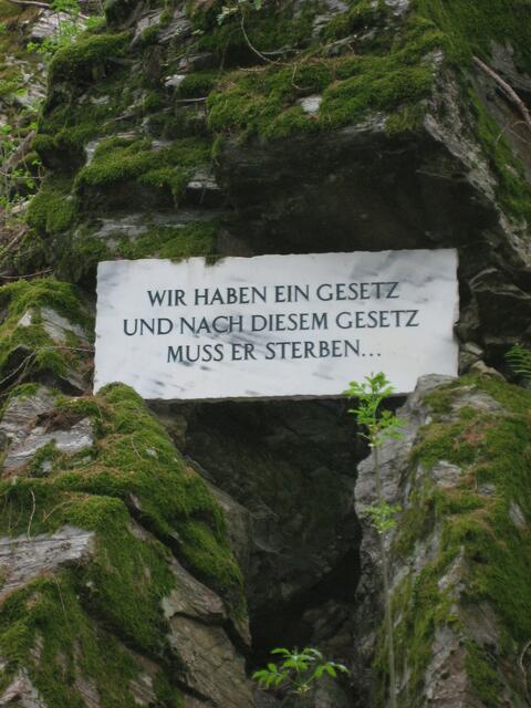 Hier wird streng nach dem Gesetzt gehandelt. Jesus muss sterben, es sei denn, er widerruft, dass er Gottes Sohn ist.