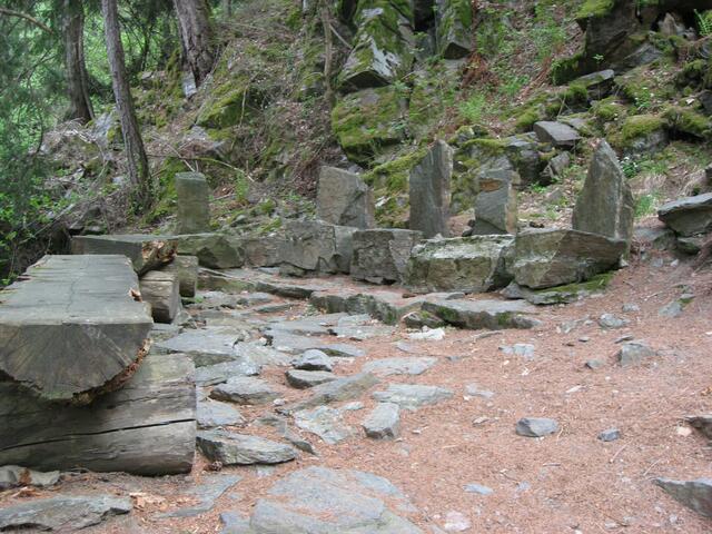 "Jesus vor dem Hohen Rat." An der Bergseite ist eine Reihe wuchtiger Steinsitze aufgebaut. Einer für den Hohen Rat, ein anderer ist der des Pilatus, der Jesus verurteilte, weil er sich um dieses Mannes willen keine Scherereien machen wollte.