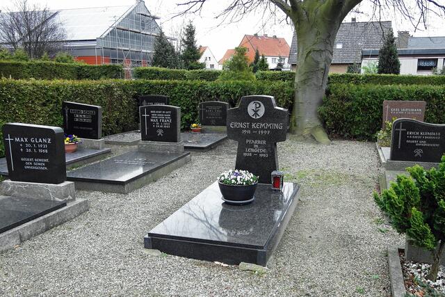 Auf dem „neuen“ Friedhof wurde Pfarrer Ernst Kemming inmitten der verunglücken Bergleute beigesetzt. Foto: Helmut Kuzina