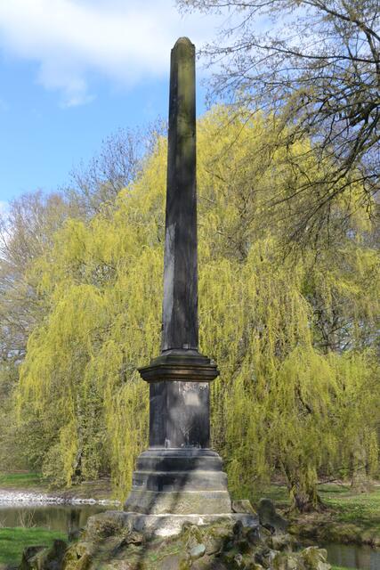 Obelisk (Hundestein) im Georgengarten Herrenhausen  im Frühjahr (©Katja Woidtke) | Foto: Katja Woidtke