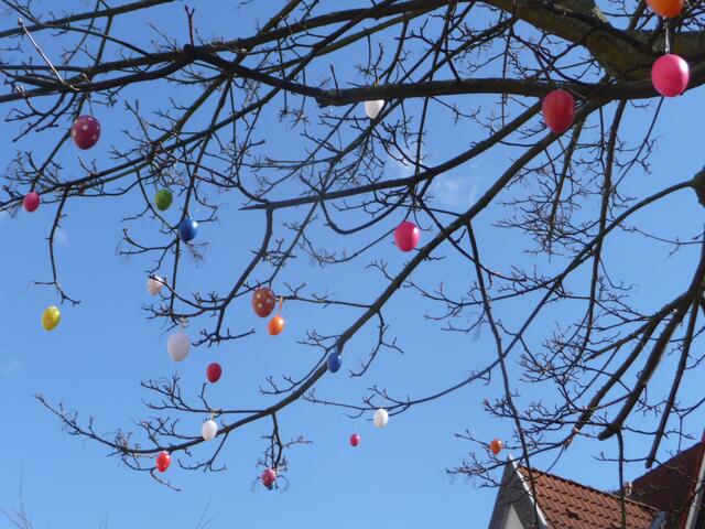 strahlenblauer Himmel und viele bunte Eier