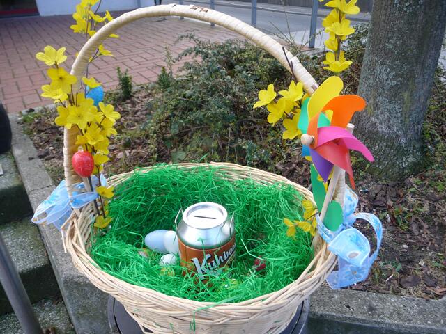 Mein fast geplünderter Osterkorb mit voller Spendenbüchse
