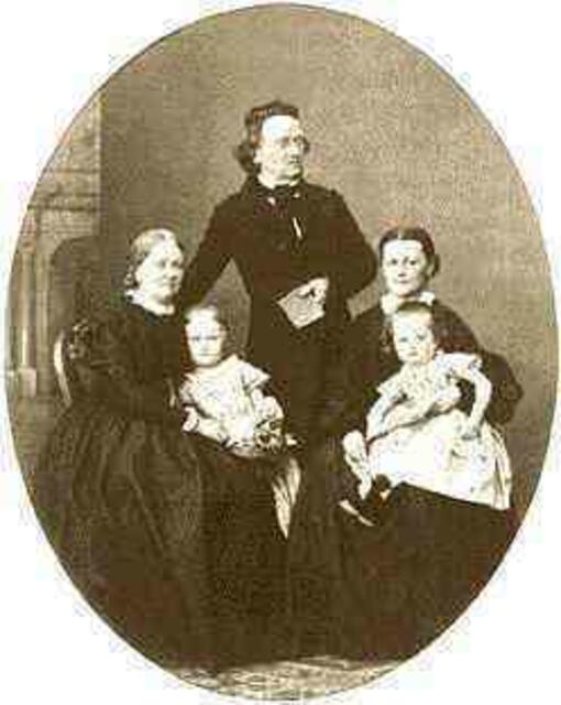 Eduard Friedrich Phillip Mörike, (1804 - 1875), hier mit seiner Familie. Von ihm stammt auch "Er ists":

Frühling lässt sein blaues Band //
Wieder flattern durch die Lüfte; //
Süße wohlbekannte Düfte //
Streifen ahnungsvoll das Land. //
Veilchen träumen schon, //
Wollen balde leise kommen. //
Horch, von fern ein leiser Harfenton! //
Frühling, ja du bists! //
Dich hab ich vernommen! // | Foto: Bildquelle: Xlibris, www.xlibris.de