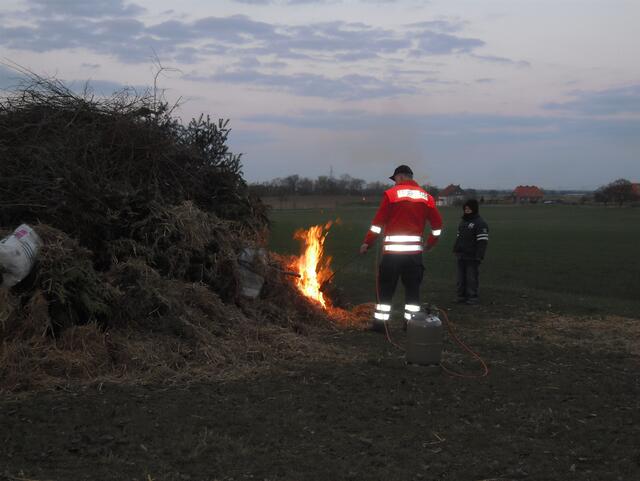 Eckhard Schmidtke vom Löschzug Gretenberg entfacht das Feuer