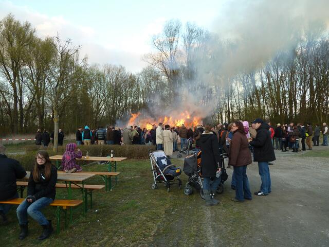 Wie ein Magnet zog das Feuer die Gäste an, die dort sich wärmen wollten.