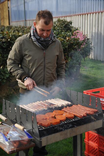 Unser Grillmaster "Basti". Für unseren Jugendwart Sebastian findet sich immer was zu tun. | Foto: ® Rick Bilderdienst