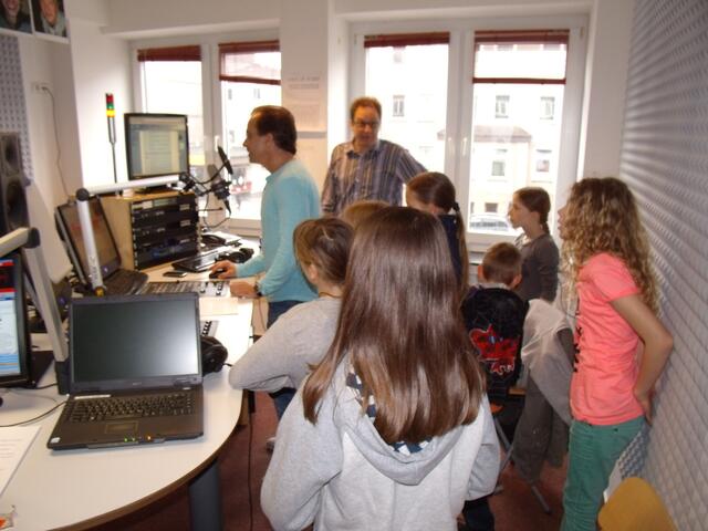 Die Mädels mit Markus Mayer (mit dem Rücken zum Fenster) und Thomas Düver beim ersten Besuch im Studio