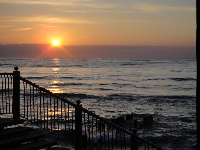 Sonnenuntergang über der Ostsee vor Rauschen. Foto: Hurcks