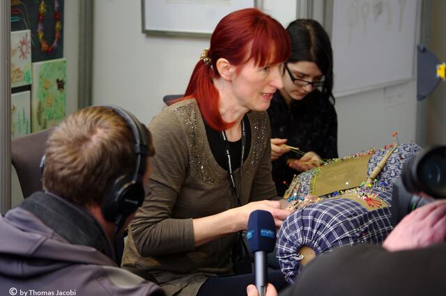 Die Klöppellehrerin Beatrice Müller steht Rede und Antwort.