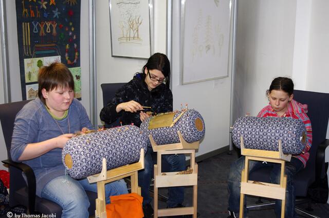 Auch wenn es nicht so aussieht: Klöppeln macht ihnen Spaß.