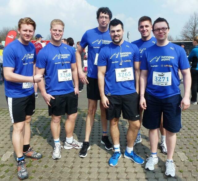 Vor dem Start noch guter Dinge (Torben, 3. von rechts) und seine Kumpels!