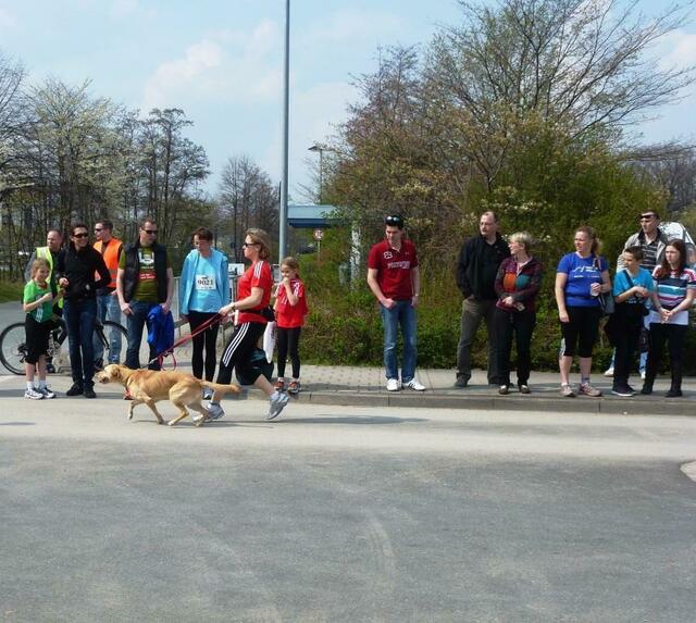 Sie ist echt mit Hund unterwegs = Marathon