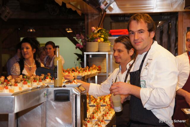 Edel & Weiß - Spitzenköche beim Themenabend in der Sterndl´ Alm auf dem Augsburger Frühjahrsplärrer. Blick in die Küche