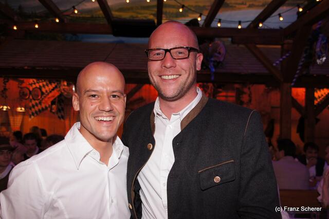 Edel & Weiß - Spitzenköche beim Themenabend in der Sterndl´ Alm auf dem Augsburger Frühjahrsplärrer. Sterndl´Alm-Chef Christian Balletshofer (links) und Christian Kummer (Porsche-Zentrum Augsburg)