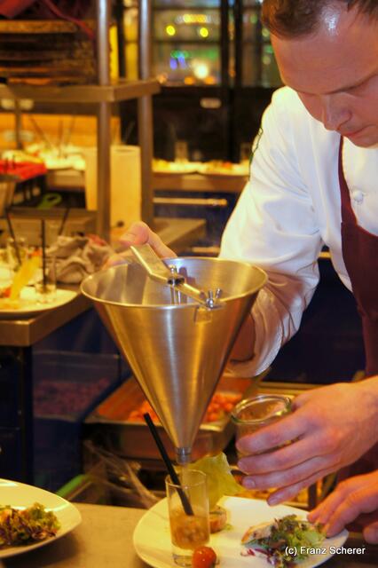 Edel & Weiß - Spitzenköche beim Themenabend in der Sterndl´ Alm auf dem Augsburger Frühjahrsplärrer. Andreas Kühner beim Anrichten seines Zwischengangs "Perlhuhn aus drei Blickwinkeln"