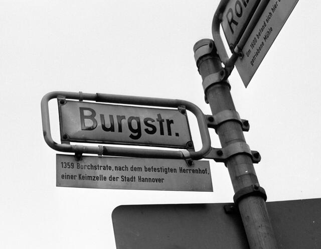 Die Burgstraße in der Altstadt erinnert an einem befestigten Herrenhof, der ungefähr am Ballhofplatz lag, und nicht an die Burg Lauenrode