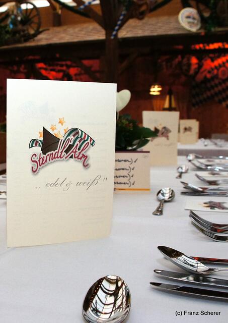 Edel & Weiß - Spitzenköche beim Themenabend in der Sterndl´ Alm auf dem Augsburger Frühjahrsplärrer. Ein festliches Fünf-Gänge-Menü wartete auf die Festgäste.