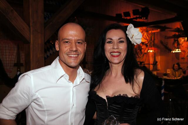 Edel & Weiß - Spitzenköche beim Themenabend in der Sterndl´ Alm auf dem Augsburger Frühjahrsplärrer. Sterndl´Alm-Chef Christian Balletshofer und Pianistin Rita Marx