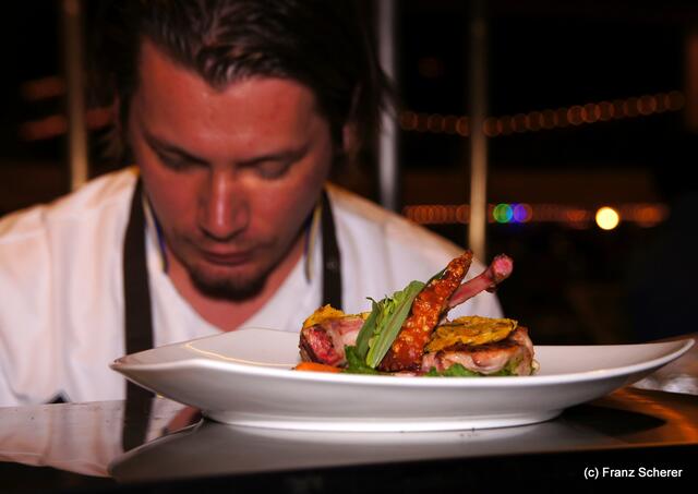 Edel & Weiß - Spitzenköche beim Themenabend in der Sterndl´ Alm auf dem Augsburger Frühjahrsplärrer. Torsten Ludwig kreierte "Spanferkelcarée unter weißer Zwiebelkruste mit Estragonpüree und Holzkohleöl"