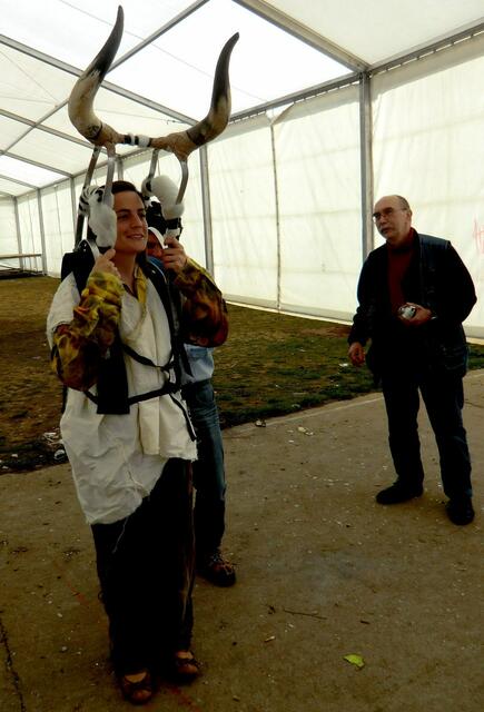"Die Schöne und das Biest" Fotoshooting bei der Anprobe des Ochsenkostüms mit der Nichte unser Gastgeber in Pobladura de Aliste