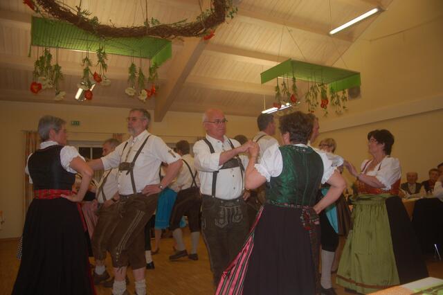 Laugnas Volkstanzgruppe in Aktion