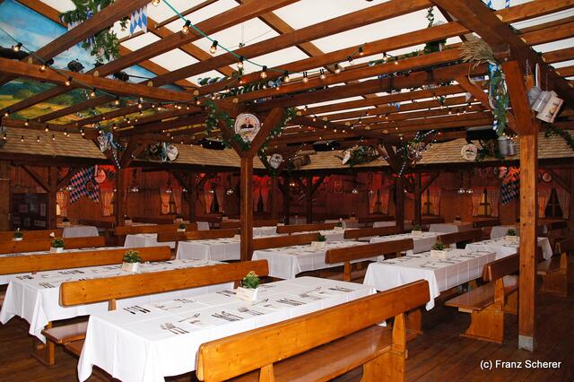 Edel & Weiß - Spitzenköche beim Themenabend in der Sterndl´ Alm auf dem Augsburger Frühjahrsplärrer. Gemütlich und inspirierend ist die Sterndl´ Alm eingerichtet