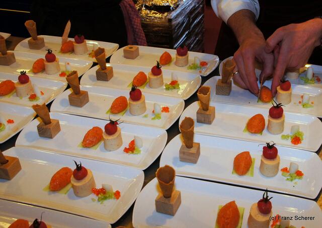 Edel & Weiß - Spitzenköche beim Themenabend in der Sterndl´ Alm auf dem Augsburger Frühjahrsplärrer. Vorspeise "Bestes von der Lachsforelle mit Rettich, Gurke und Verjus" brachte  Stefan Fuß in Linie